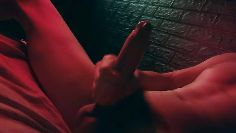 SEXY_GUYBEST: Velmi vášnivě masturbuje obrovského ptáka v noci a sténá!