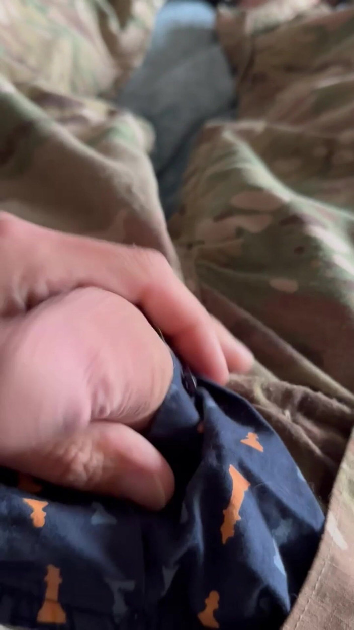 Gay Soldier Stuff: Armeespezialist wichst nach einer woche auf dem feld zum training...