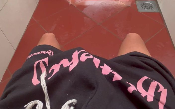 Quan Vietnam 18: Młody azjatycki chłopak. Ciche dyskretne szarpanie w publicznej toalecie z...