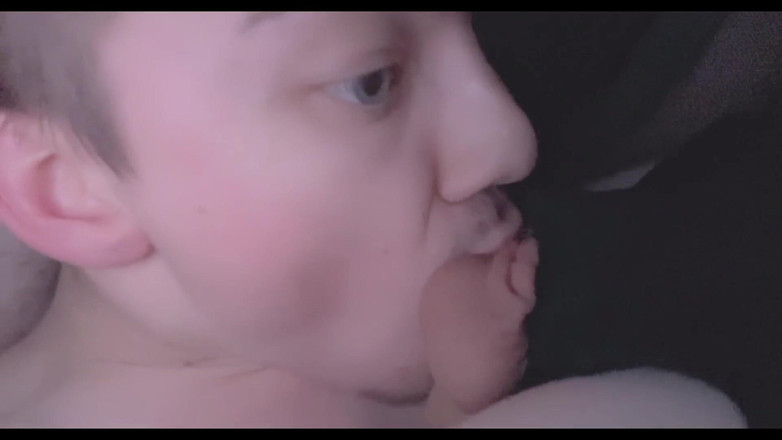 NoFaceB0y: 男孩吮吸他的大鸡巴和多汁的球，并射精