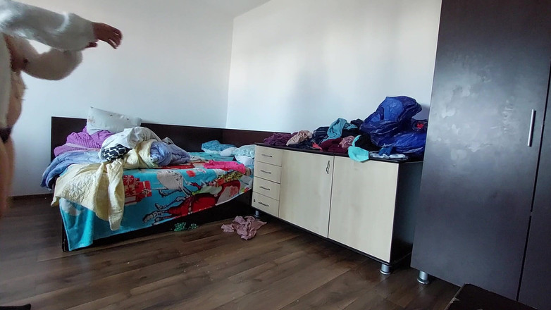 Mirsur: セクシーなブルネットが家の中で裸の雑用をしている