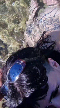Mamada al aire libre junto al mar de un extraño cachondo en la playa nudista