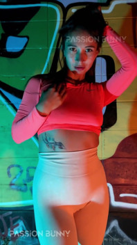 Fată Sexy În Formă Care Te Tachinează În Dans Public Cu Neon