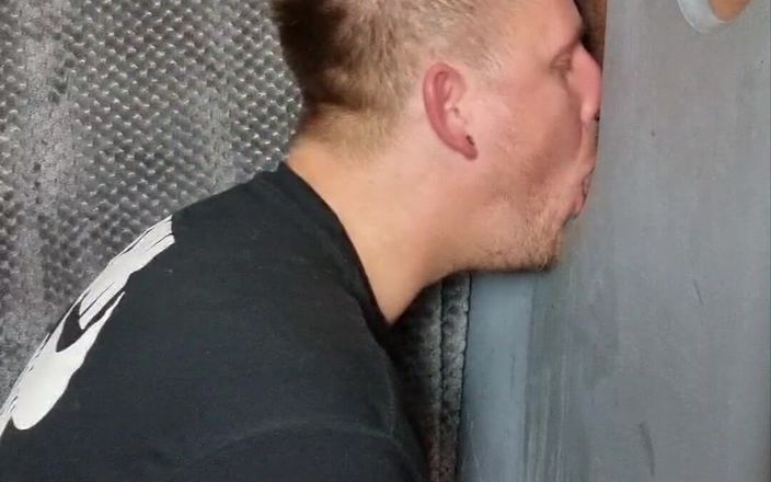 gaynaughtywelsh: Soțul m-a umplut de spermă la gaura din zid - gloryhole