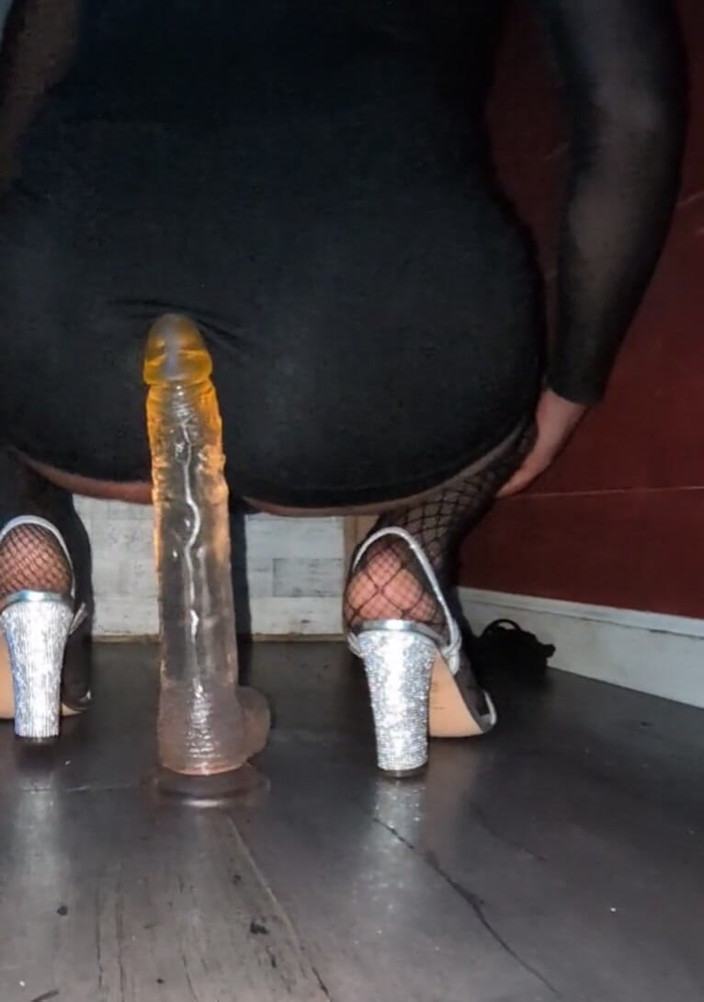 Camila13: Un enorme dildo dà piacere anale a Femboy