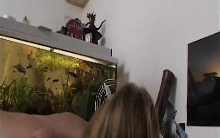 BB video: Cewek nakal ini lagi asik ngisap kakinya #3- bahasa jerman