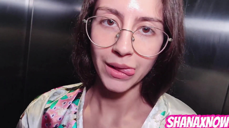 Shanaxnow: Marcher à poil dans mon bâtiment tellement risqué