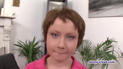 Porno Cloud: Une salope rousse se masturbe