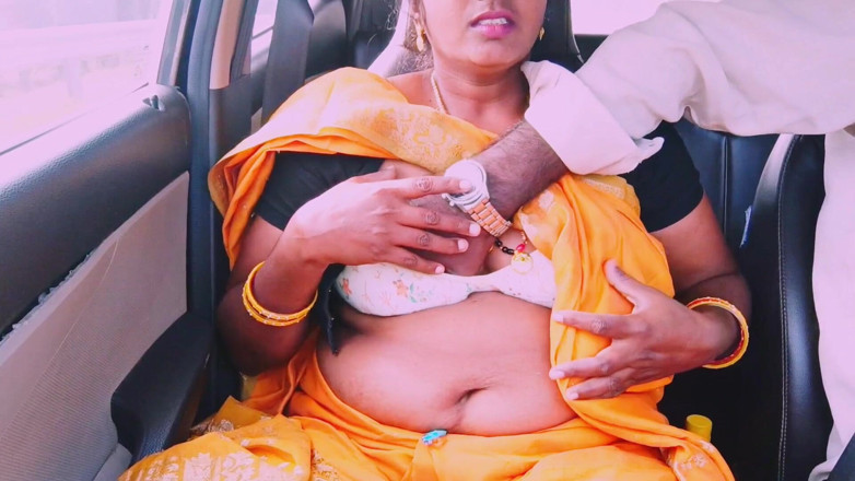 Telugu honey lips: Desi Saree Maid Car Sex Telugu smutsiga samtal.