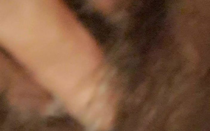 Mommy big hairy pussy: Милфа дрочит в туалете
