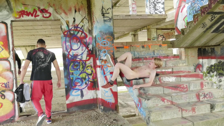 Kinky Twink: Na zmianę w raw jock fuckhole