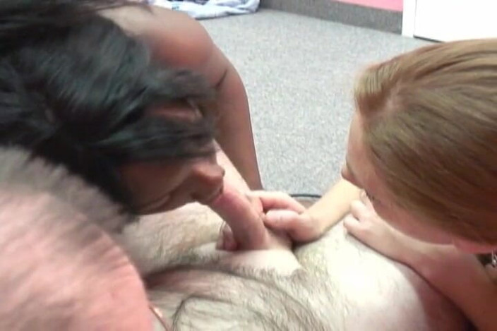 Radical Interracial: Starý šprt dostane lízání ptáka mladšími dívkami - amatérská trojka