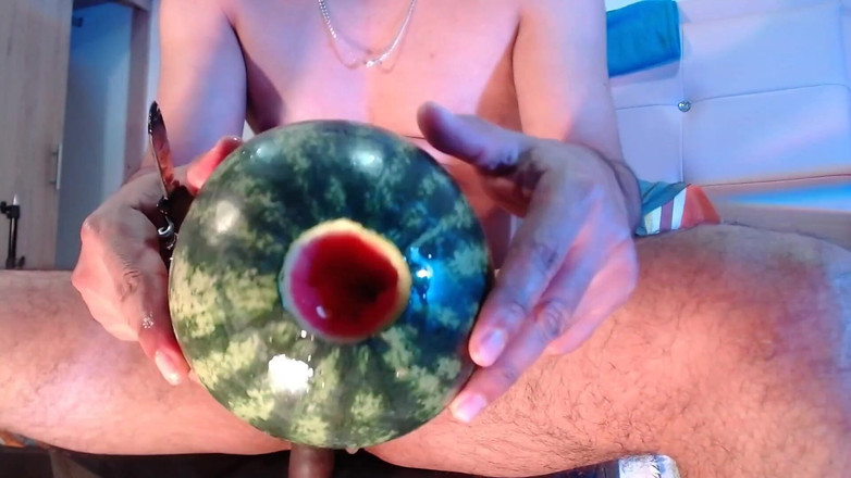 Tommhot: Кончи и кончи, пока ты смотришь, как я мастурбирует и кончаю, трахаю этот арбуз