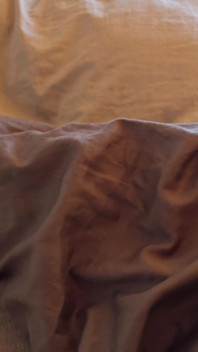 Mi ha beccato con il mio piccolo giocattolo sotto le coperte e io ho deciso di non smettere e sono venuto ad un orgasmo caldo!