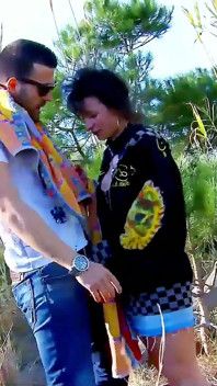 Lelaki asing bercakap dengan MILF kurus Zaza La Coquine dan mengongkeknya di pantai