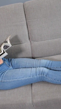 Znuděná asijská žena v domácnosti má sexy nohy a pantofle