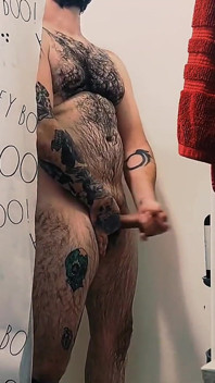 Sexy ducha caliente tatuado