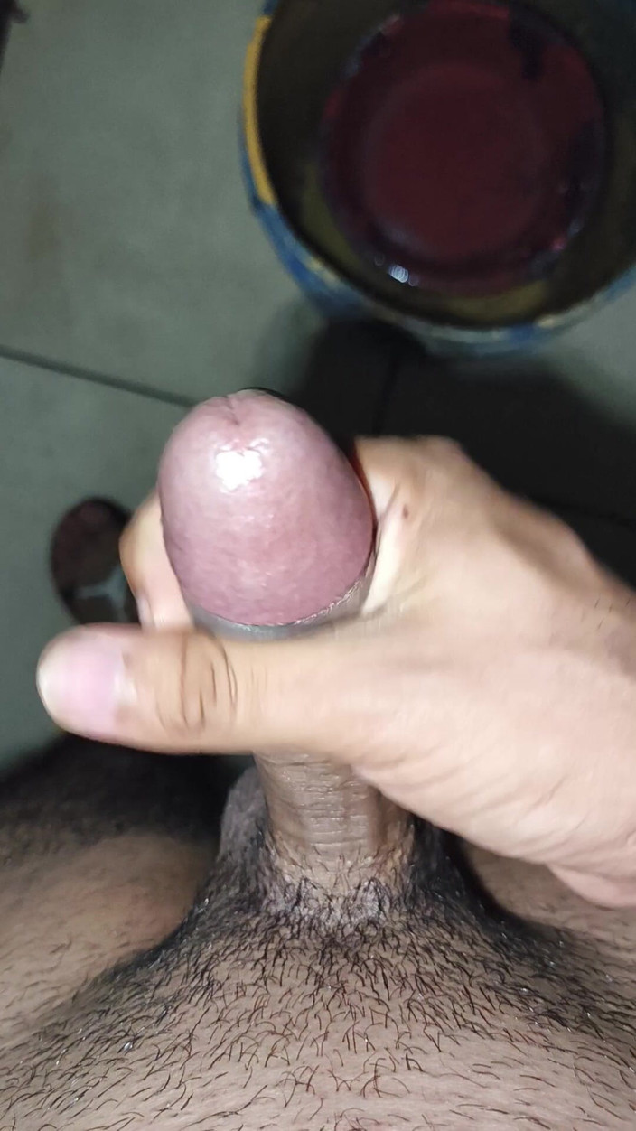 Cute boy jerks off: Jerami di rumah ibu mertua saya di bilik mandi semasa...