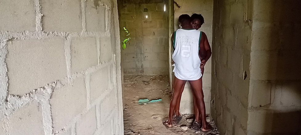 Creamyshuga: 彼は元恋人に呼び、農業をしている茂みで会うよう頼みました。彼女は来て、彼は未完成の建物に彼女を連れて行き、彼女とセックスしました