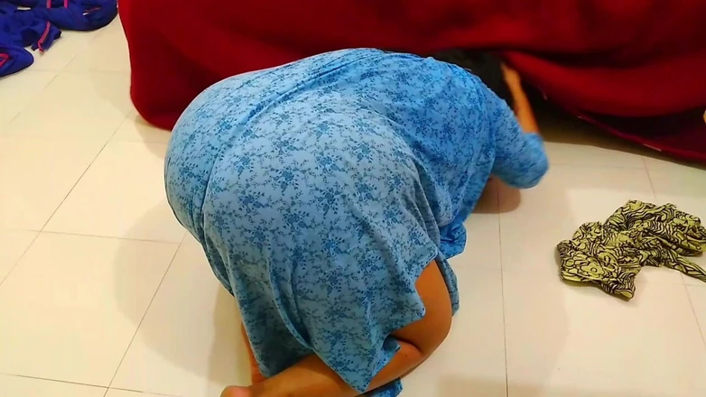 Aria Mia: Une belle-mère sexy baise son beau-fils les mains attachées, puis...