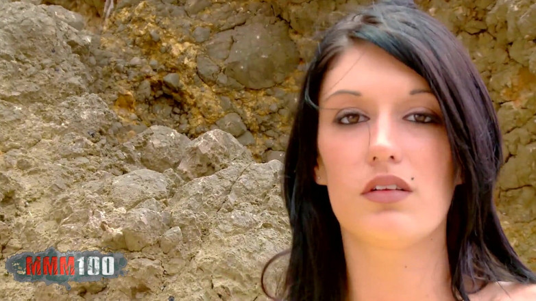 MMM100: Kenza Suce : la super petite brune Kenza suce en se...