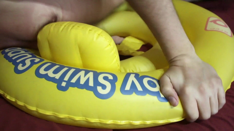 Inflatable Lovers: Le flotteur jaune