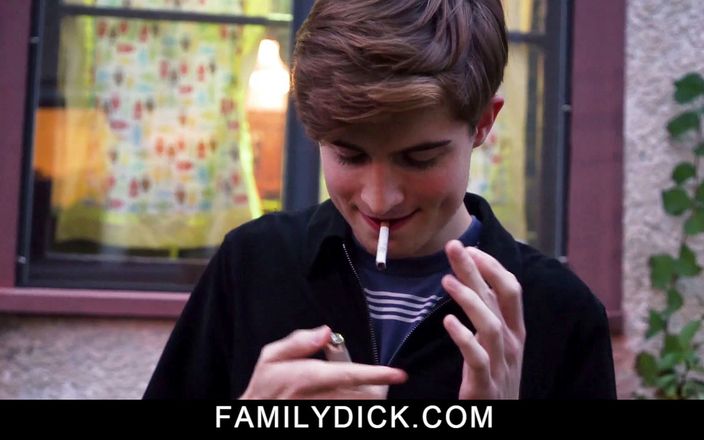 Say Uncle: 不听话的吸烟继子把爸爸的坚硬鸡巴塞进他的嘴里