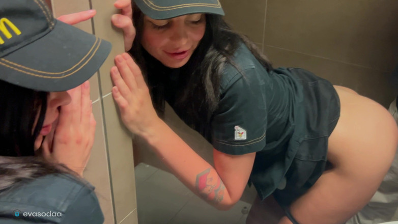 Eva Soda: Risicovolle seks in een toilet, neukte een Mcdonald-werknemer over morsde...