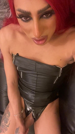 Lottie: Trans/shemale wanking and cumming with dirty talk