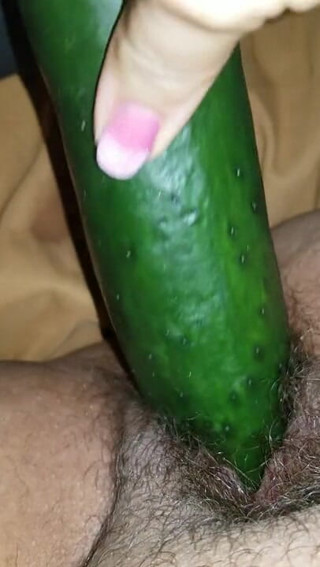 BerryDelixxxious: BerryDelixxxiou jugando con pepino