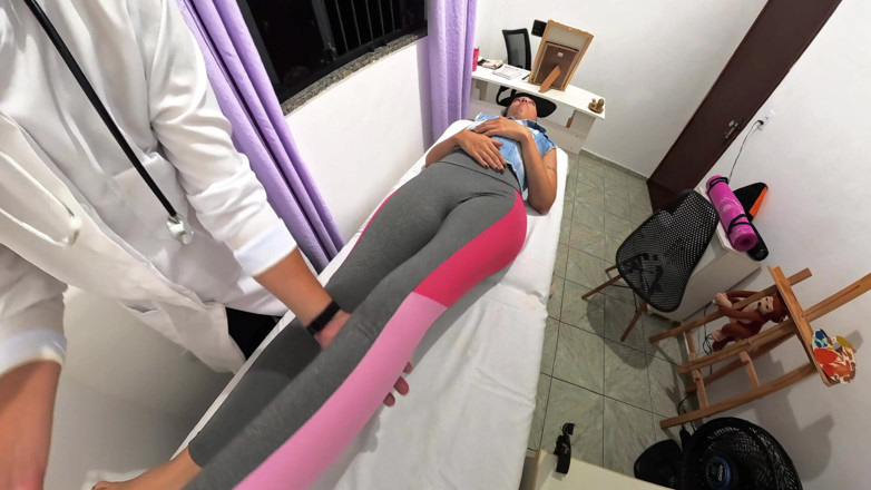Victor SweetCoupleStories: Doctorul ortoped își scoate hainele pacientei și ejaculează pe fața ei