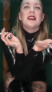 La regina del lattice fuma