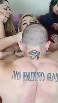 Il fidanzato pigiama party scopa tutti insieme senza preservativo