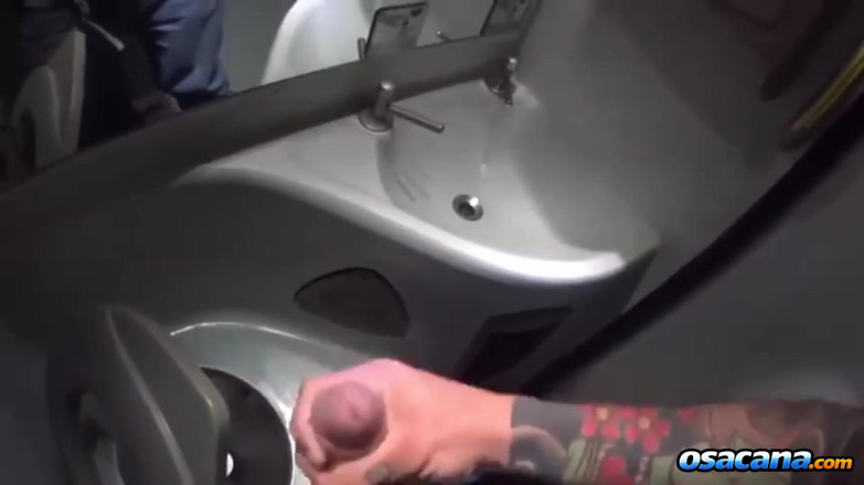 World Gay: Masturbasi di dalam kamar mandi bus