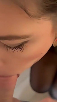 POV - Tôi thích khi cô ấy mút tôi sâu và cho tôi một cú handjob tốt