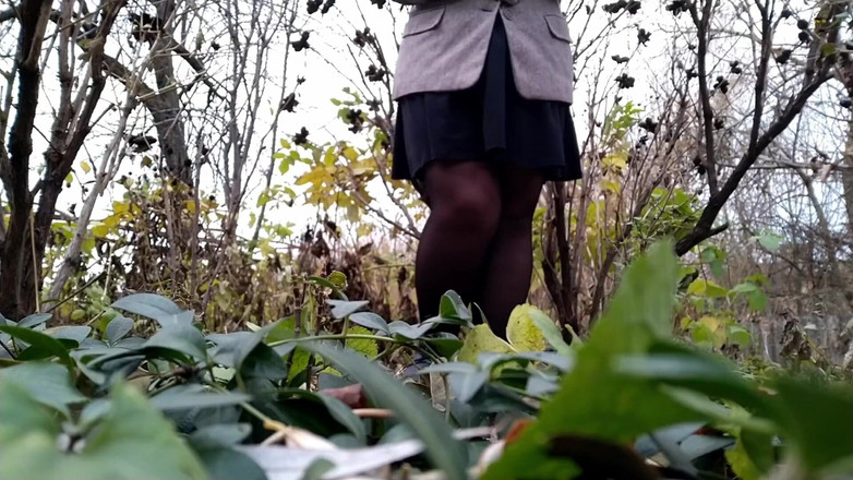 OurFetishLife: Dojrzała milf w rajstopach siusiu podczas kucania