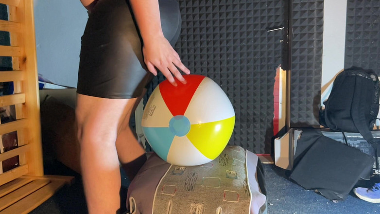 BeachBallsDuo: Наше 50-е видео! 13 различных пляжных мячей сидят легко лопнулись с нашими тяжелыми! 2 камеры с замедленной съемкой!