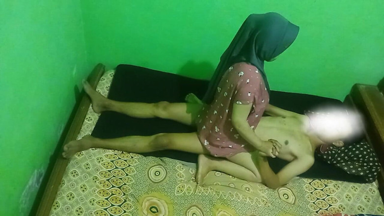 Famly sex: Девушка в хиджабе трахает мужчина, который был от мужчины