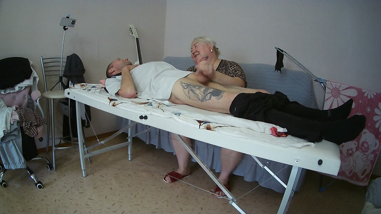 Zona901: Свекруха смокче і дрочить мій член на масажний стіл і ковтає сперму