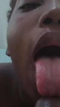Seule dans ma chambre, ma belle-mère infidèle tellement bizarre que son gros cul sexy me suce ma grosse bite - jhodez1