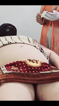 胖乎乎的身体 netu 华丽的印度胖美女享受热辣性感的按摩，同时在印地语音频中说话