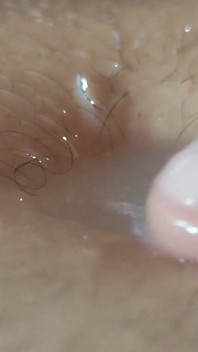 깊은 배꼽은 정액의 저장소로 변한다.