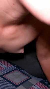 Pipe en gros plan, éjaculation sur des petits seins !