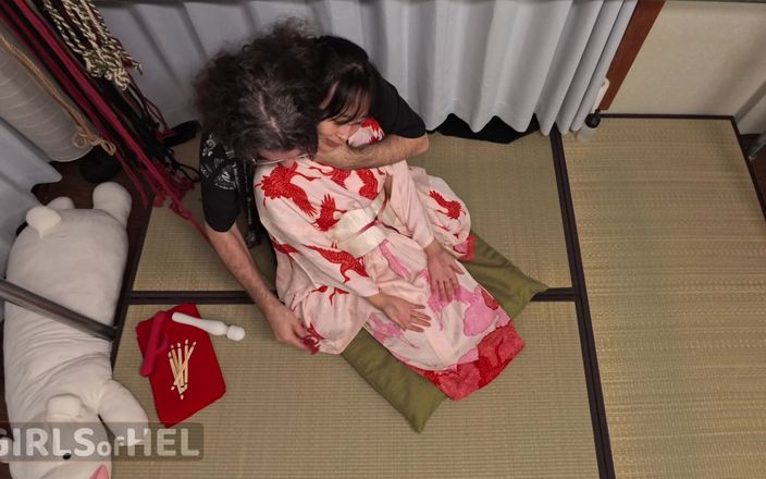 Girls of Hel: Fată japoneză supusă tachinată cu cleme pentru pizdă și vibrator