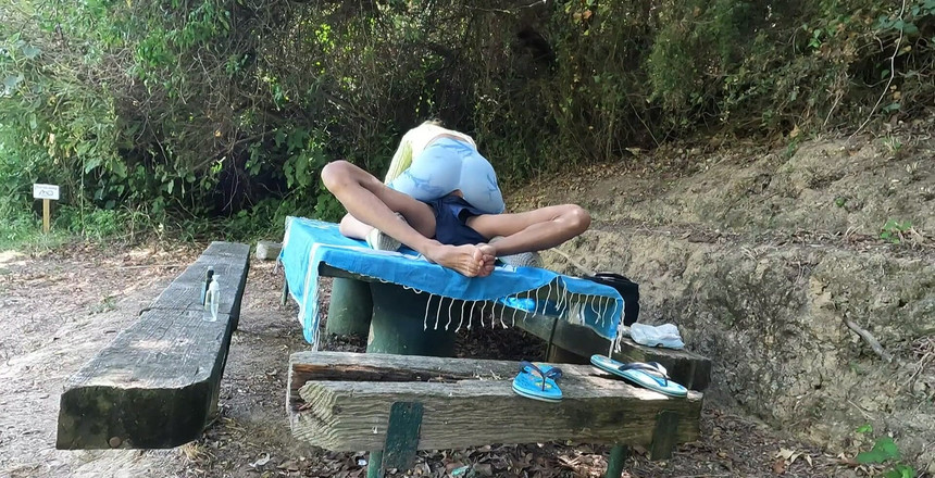 MaskCouple: Venkovní šukání u stolu