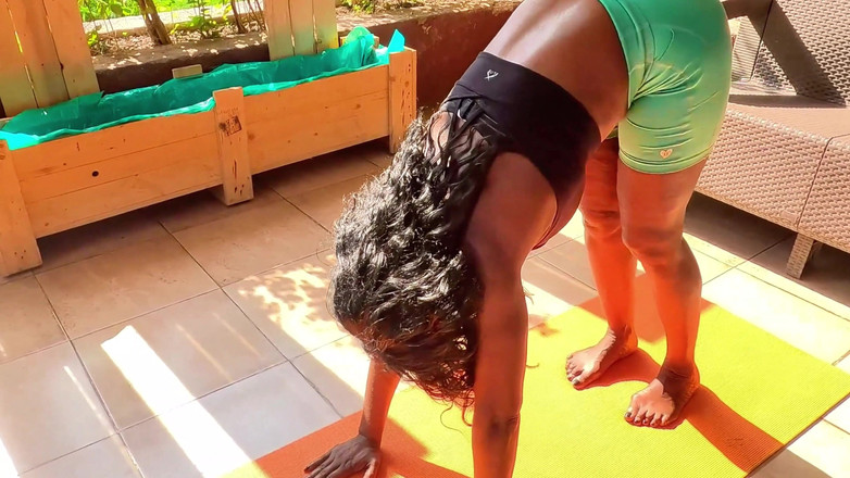 Black Swan: Stiefvater findet mich draußen beim yoga und kann meiner süßen...