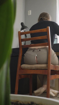 Privind la secretara care lucrează în pantaloni rupți