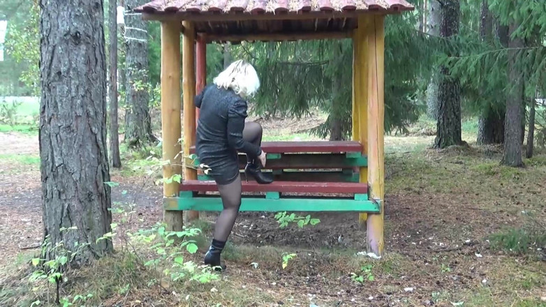 Lady Rose pee pee: Золотой дождь 74 - милфа писает и соблазняет большой задницей