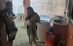 पत्नी बची और नौकरानी मेरा सीधा लंड नहीं रोक सकी