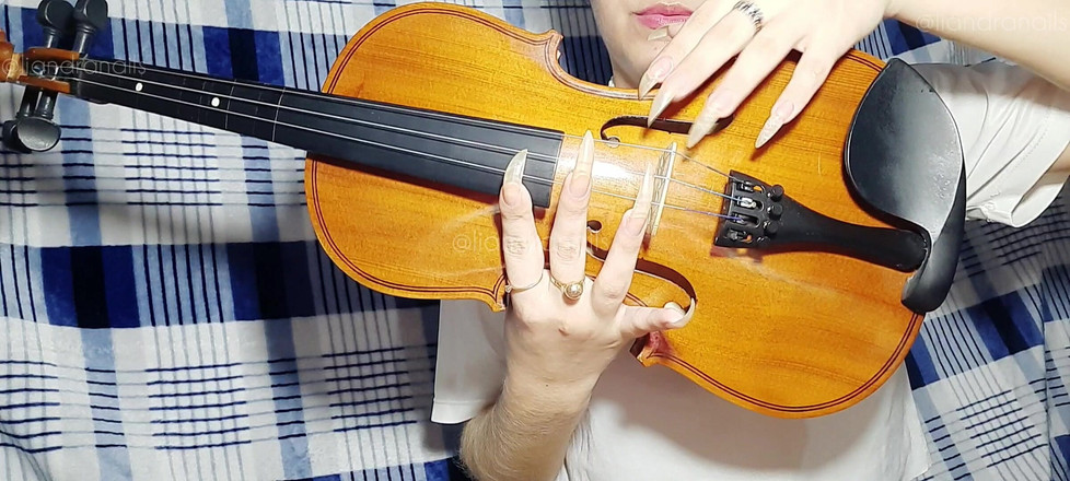 Goddess Li: Kuku Semula Jadi Panjang dan Violin